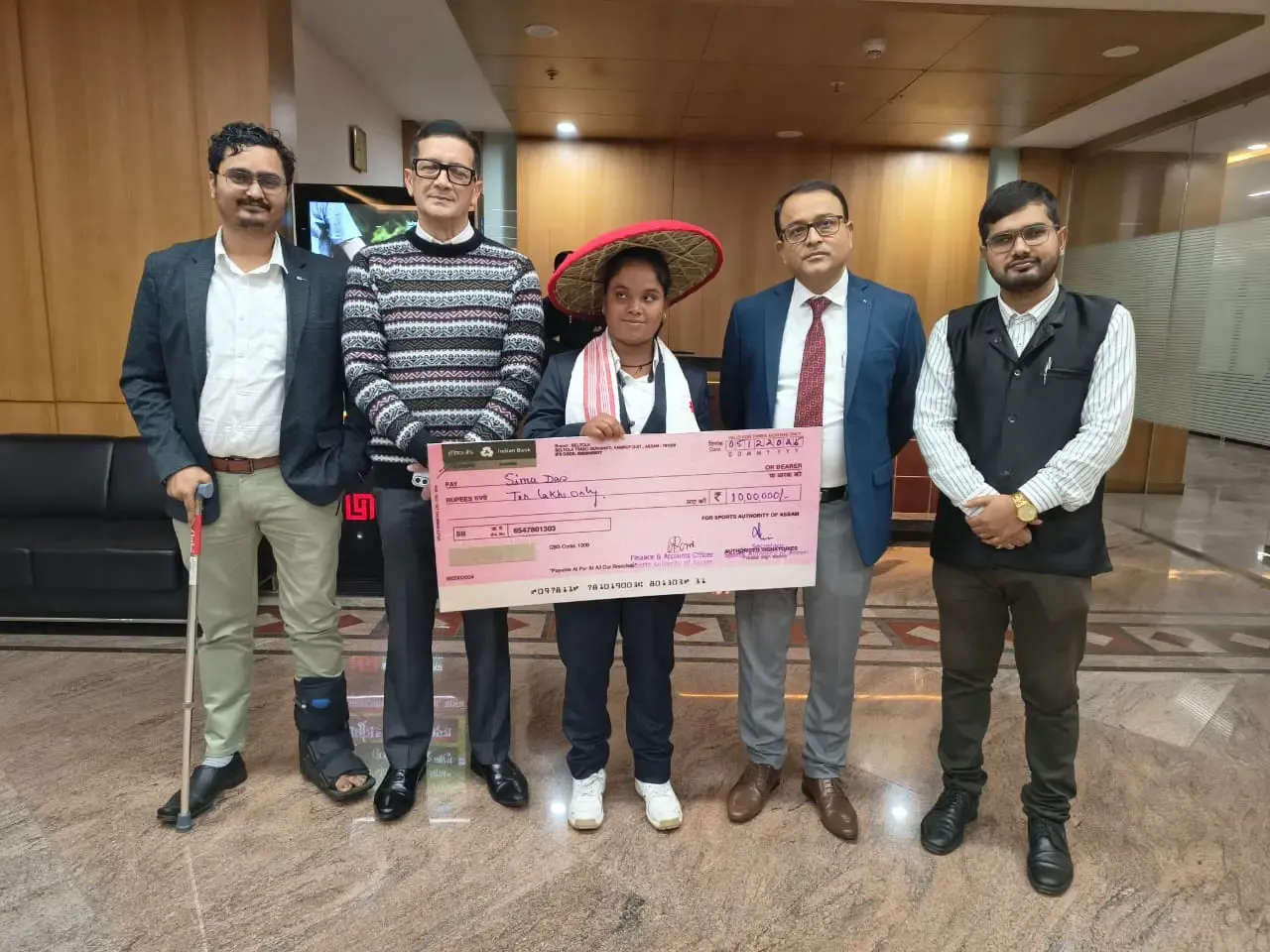 क्या मुख्यमंत्री ने सिमू दास को 10 लाख का चेक और सरकारी नौकरी का वादा किया?