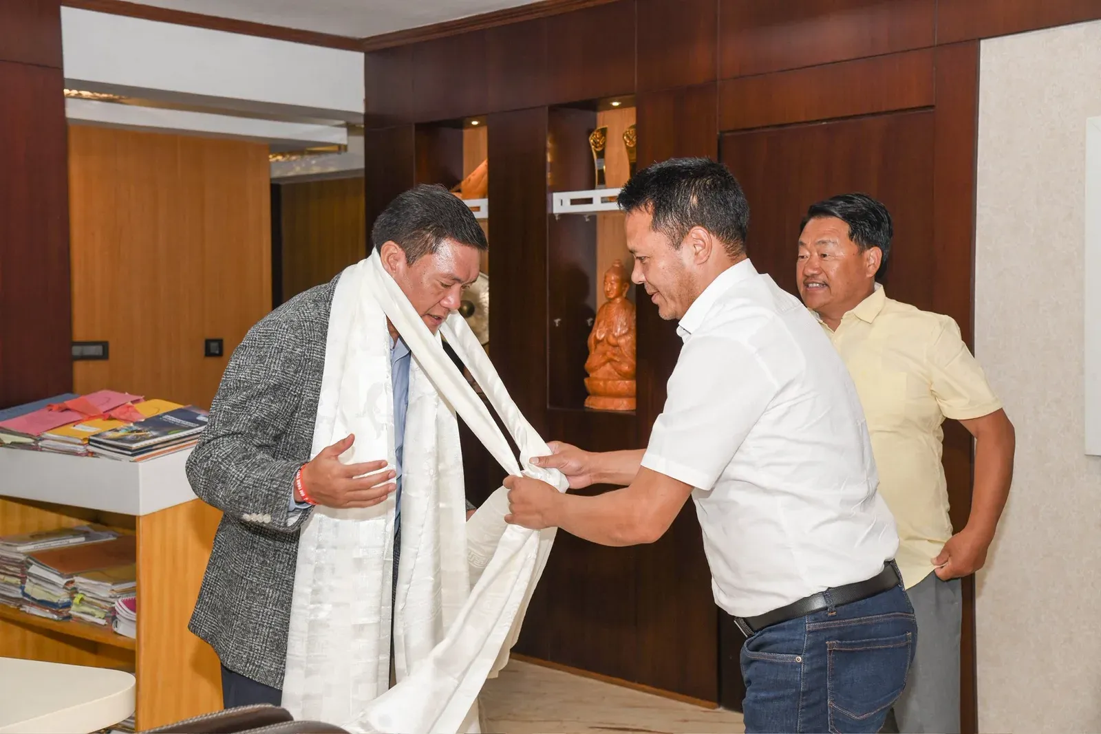 CM Pema Khandu Meets Tawang MLA, Local Leaders