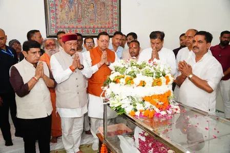 सीएम धामी ने मेजर जनरल भुवन चंद्र खंडूरी को दी श्रद्धांजलि, बसंत विहार पहुंचकर परिजनों से मिले