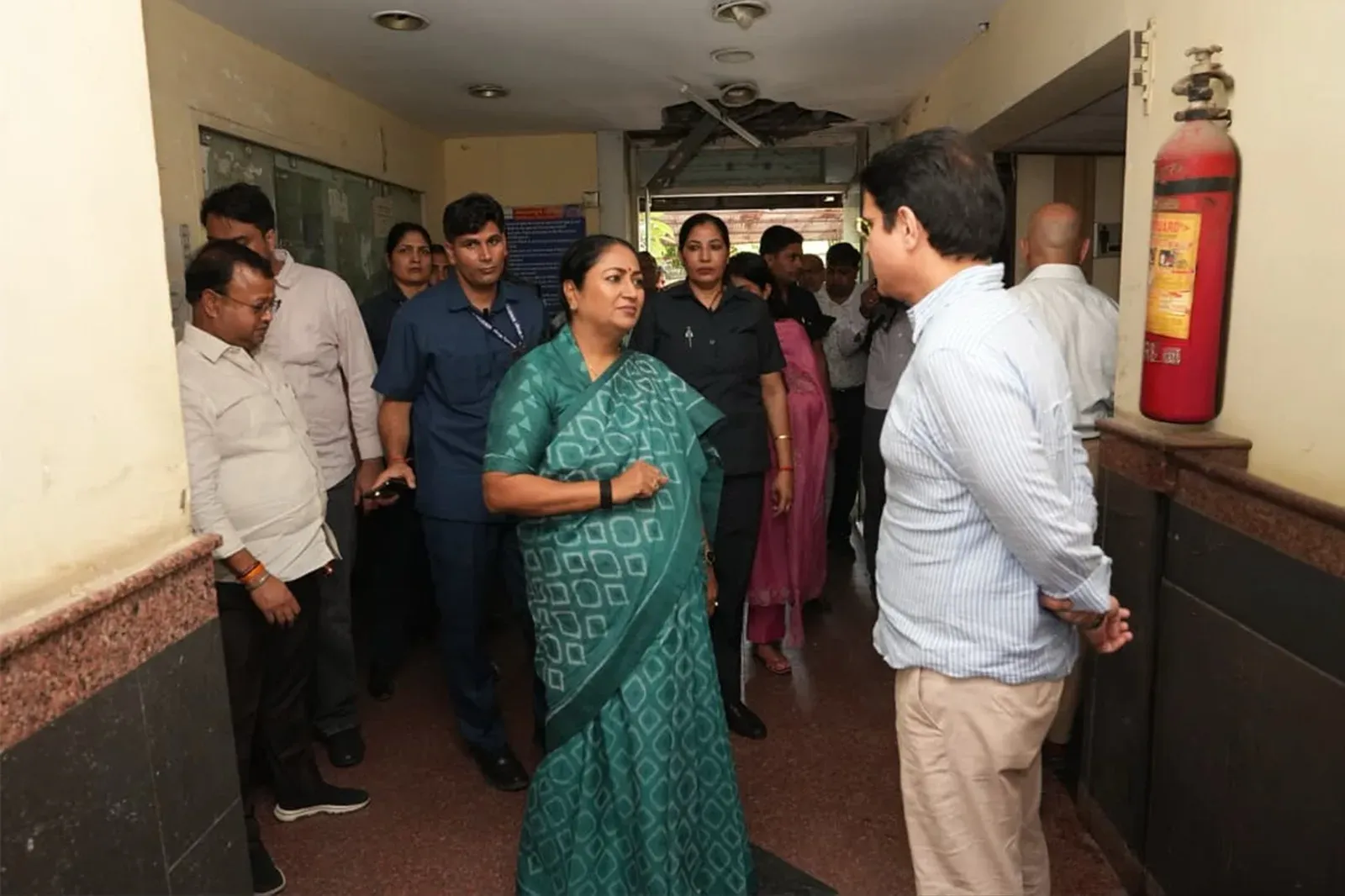 CM Rekha Gupta Conducts Surprise Inspection of Delhi Revenue Offices
