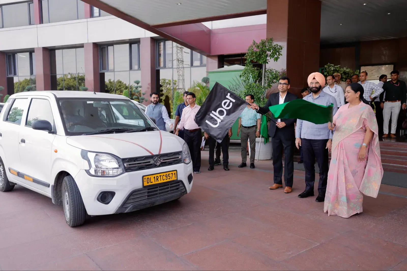 CM Rekha Gupta Flags Off Uber Airport Share from IGI T3