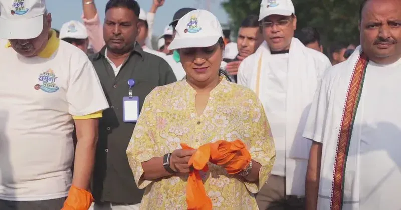 CM Rekha Gupta Leads 'Chalo Yamuna' Mega Cleanliness Drive at ITO