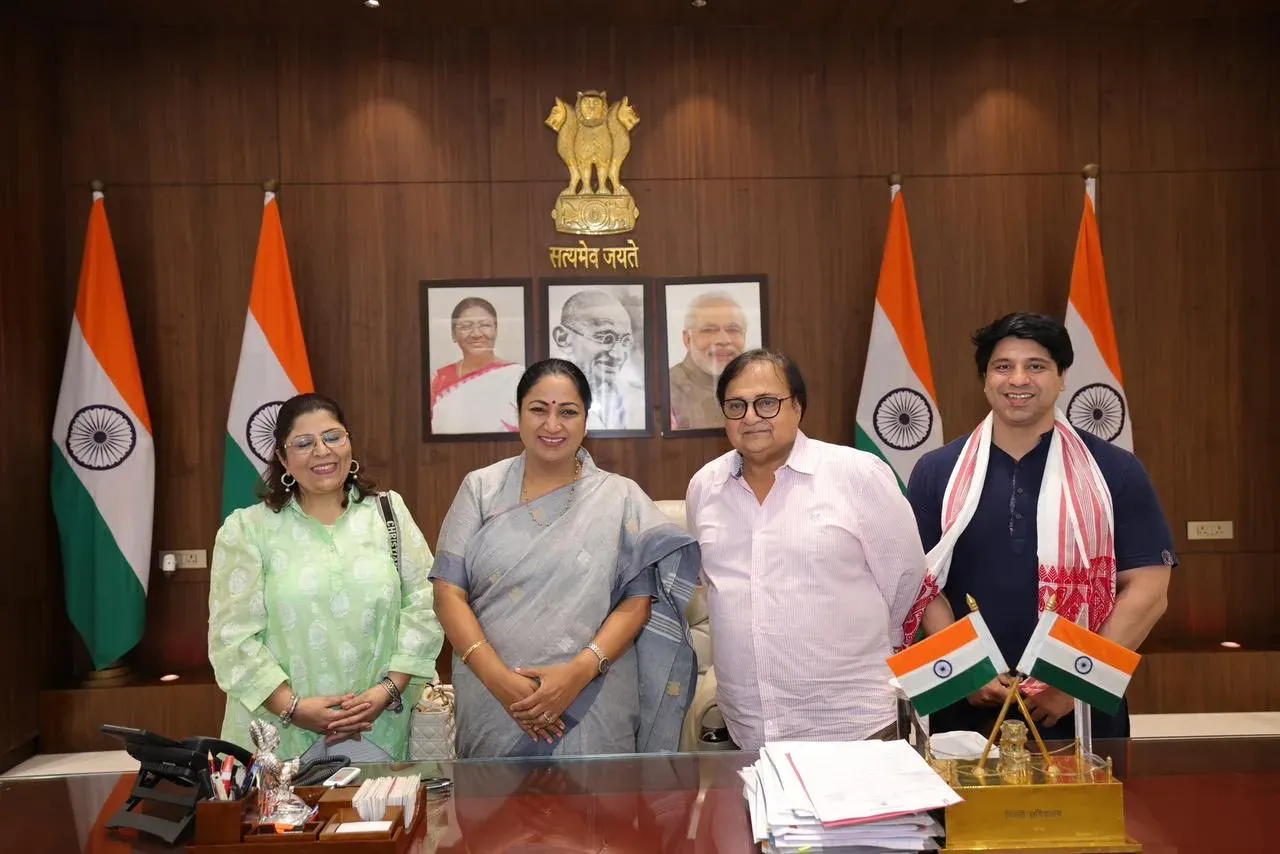 CM Rekha Gupta Meets Actor Rakesh Bedi at Delhi Secretariat