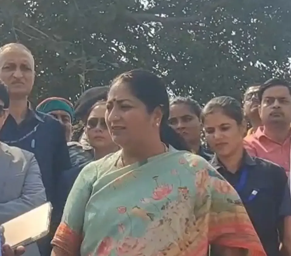 क्या सीएम रेखा गुप्ता ने कालिंदी कुंज घाट का दौरा कर छठ पूजा की तैयारियों का किया निरीक्षण?