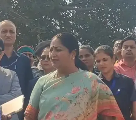 क्या सीएम रेखा गुप्ता ने कालिंदी कुंज घाट का दौरा कर छठ पूजा की तैयारियों का किया निरीक्षण?