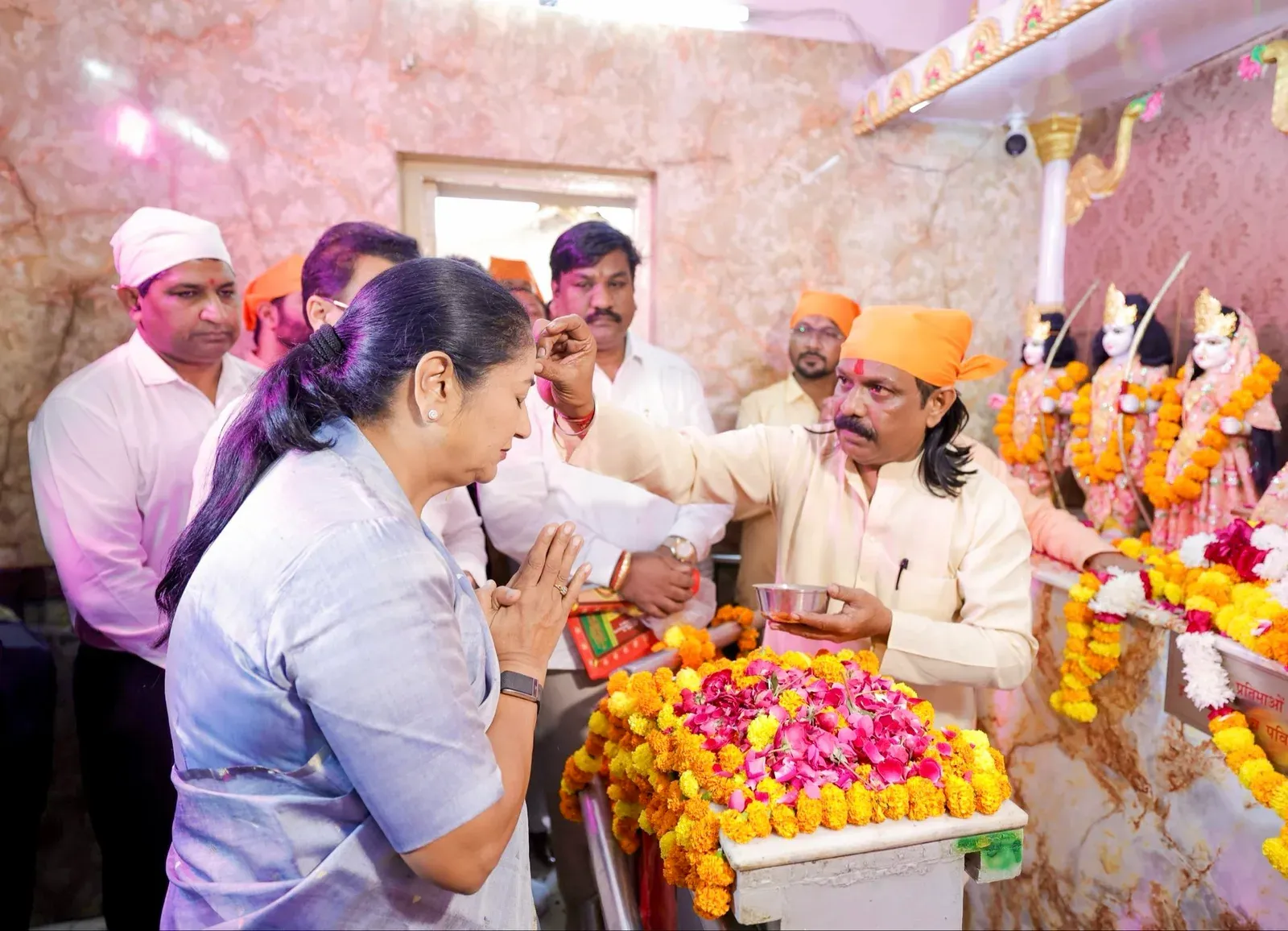 CM Rekha Gupta Visits Mandir Marg Temple on Valmiki Prakatotsav