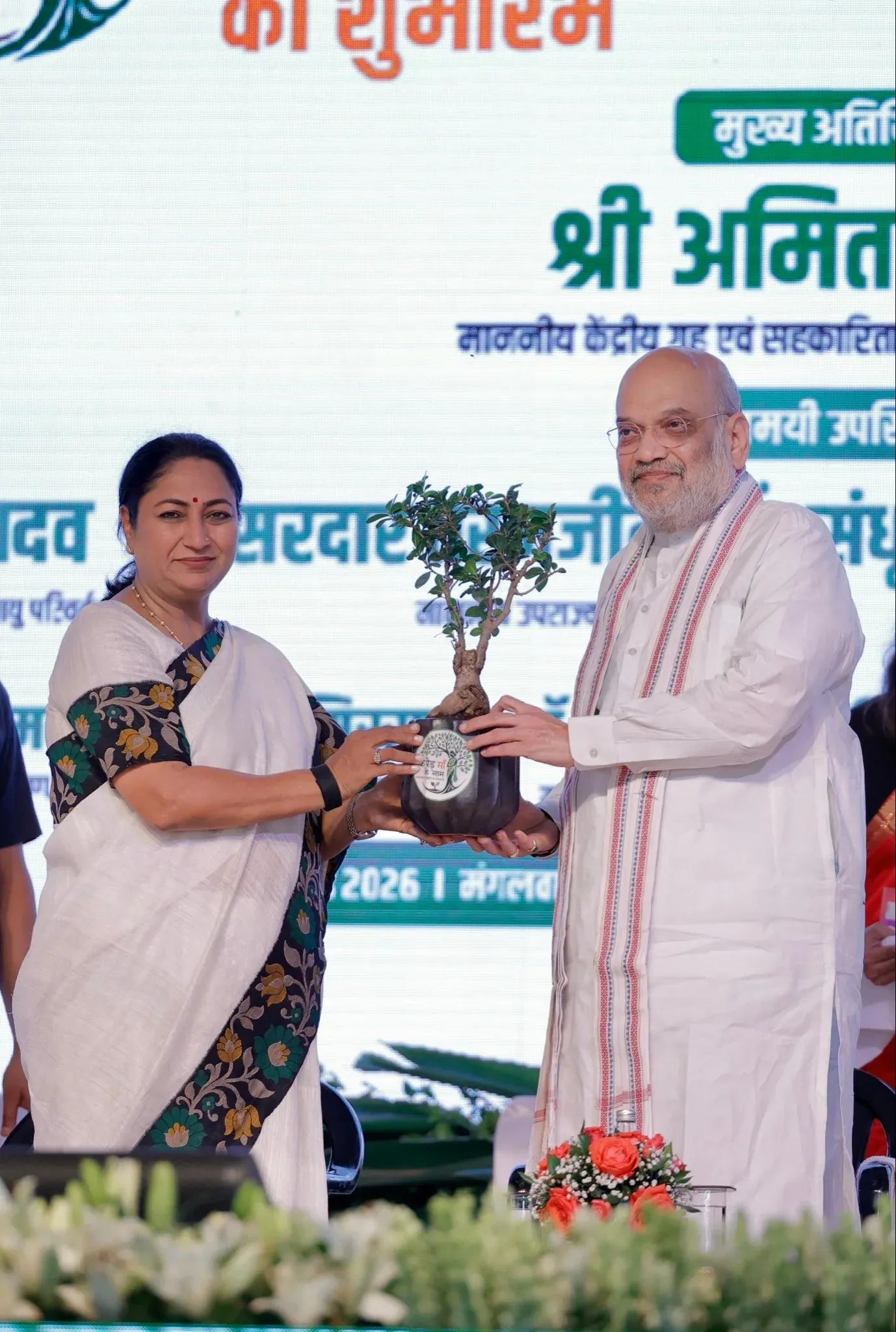 CM Rekha Gupta Welcomes 300 E-Buses, 3 Depots for Delhi