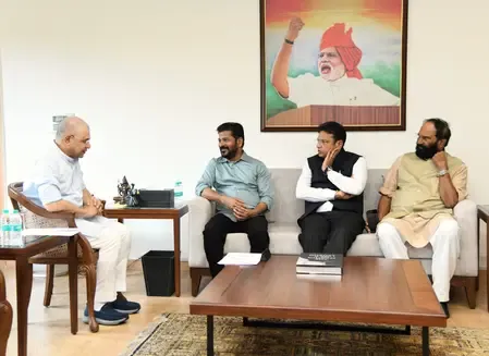 सीएम रेवंत रेड्डी ने अश्विनी वैष्णव से की मुलाकात, केंद्रीय परियोजनाओं को मंजूरी देने का किया आग्रह 