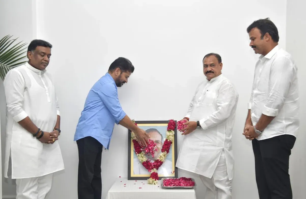 CM Revanth Reddy pays floral tribute to S. Jaipal Reddy