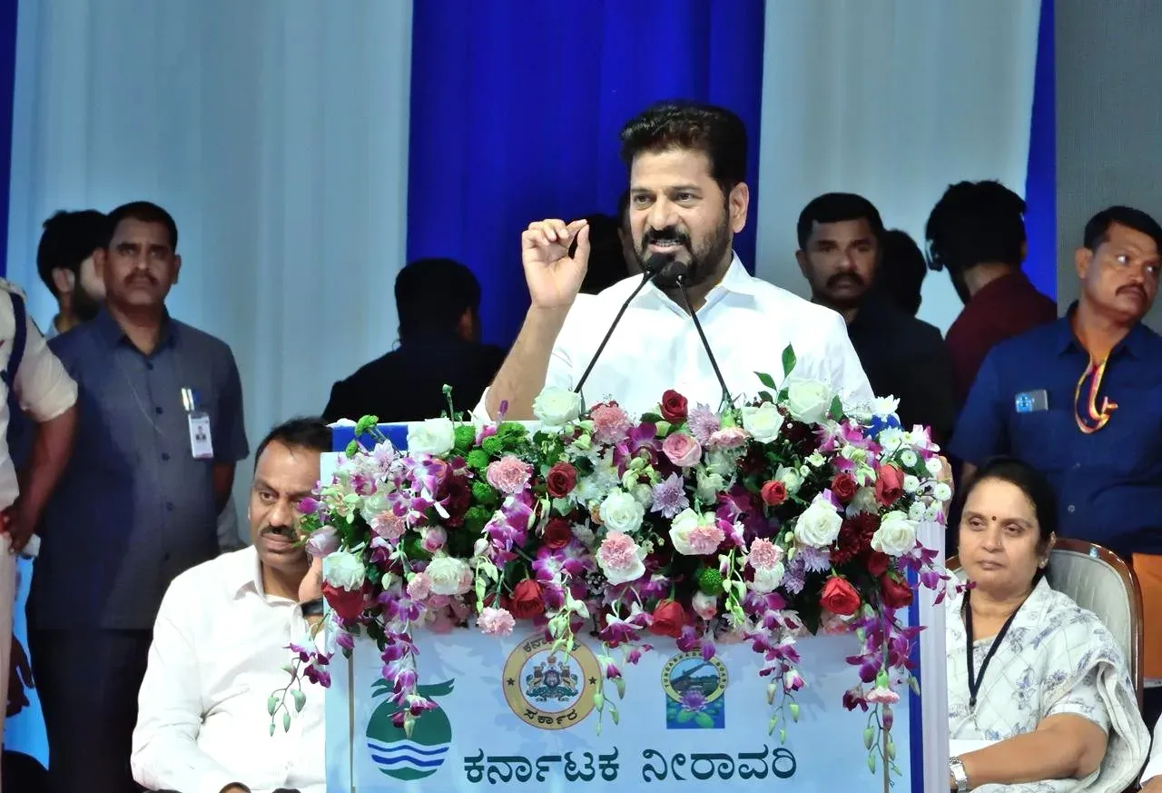 CM Revanth Reddy seeks full 15 TMC RDS water at Hospet meet