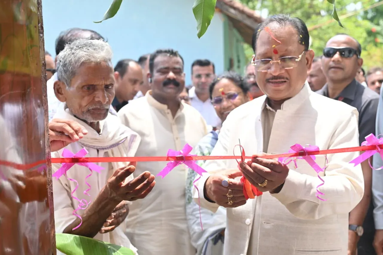 CM Sai Attends Griha Pravesh at Solar-Enabled PMAY Home in Kondagaon