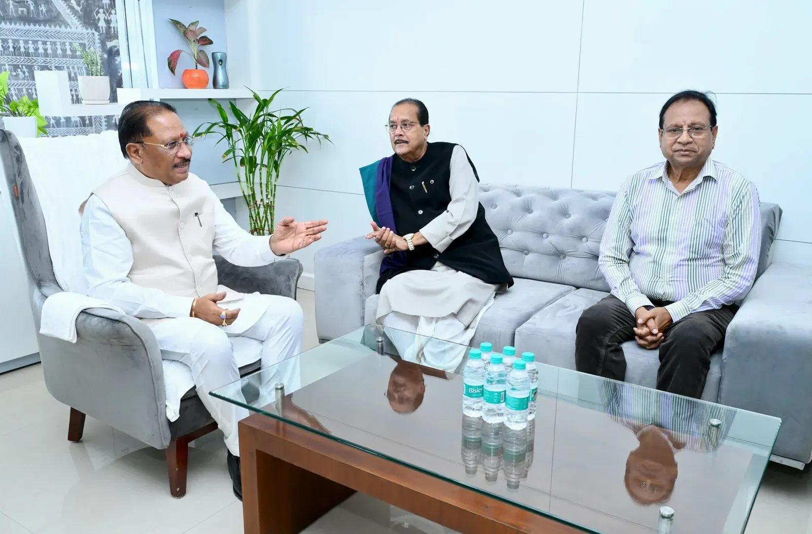 CM Sai meets Jharkhand Finance Minister at Mahanadi Bhawan