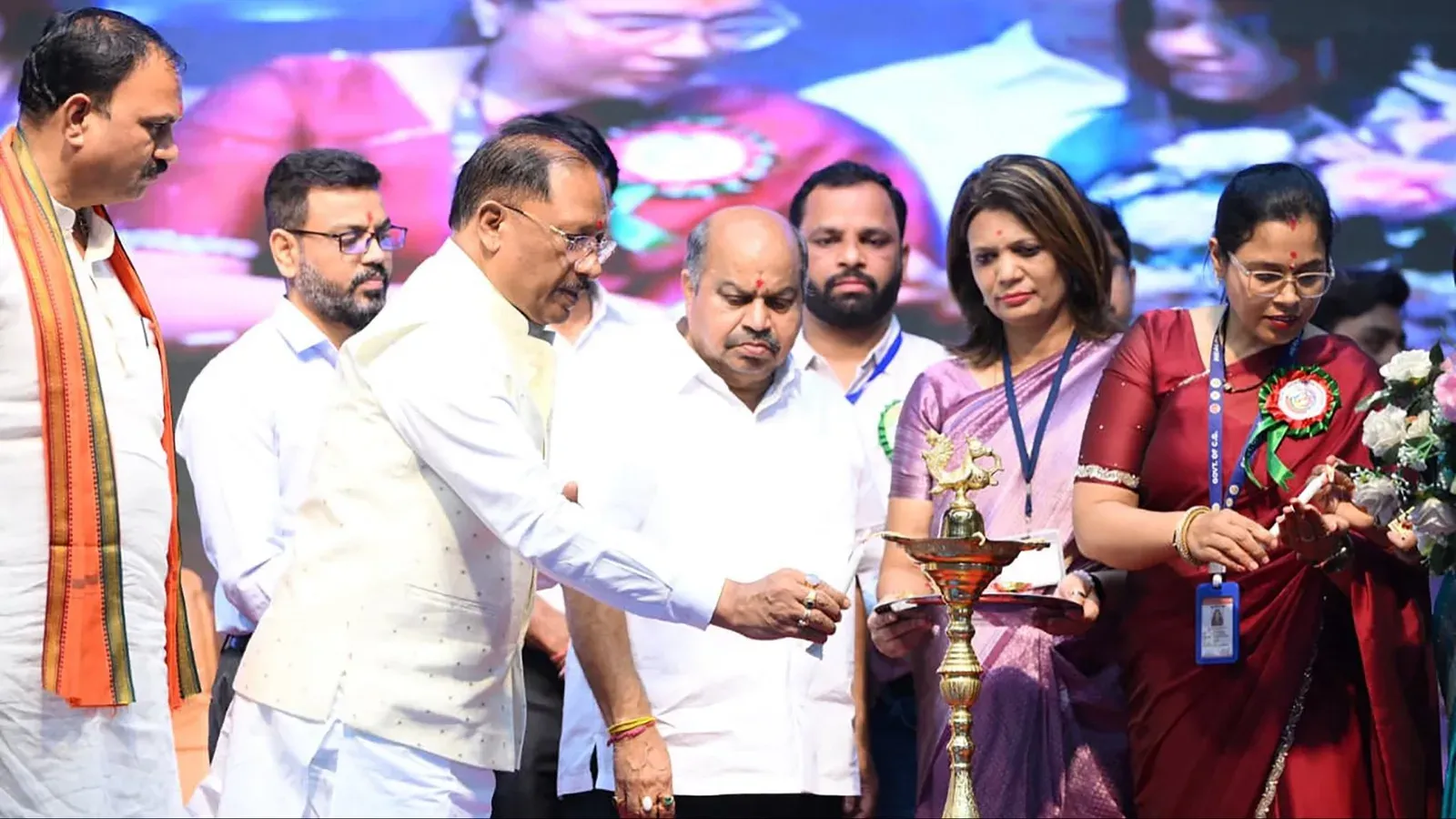 CM Sai Meets NHM Workers at Raipur State Conference