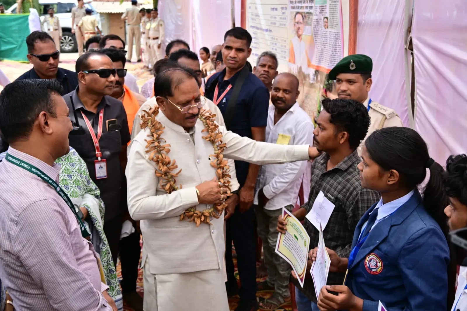 CM Sai Meets Tendu Collectors, Disburses Aid in Kondagaon