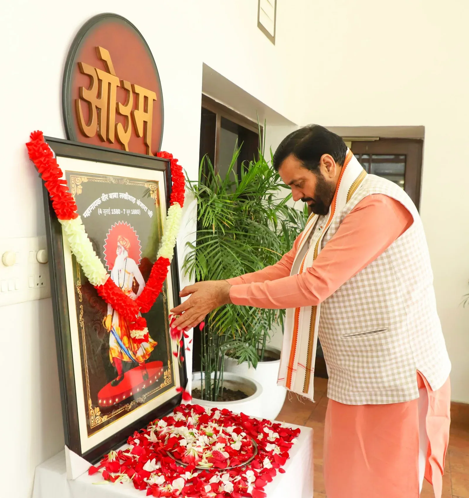 CM Saini pays floral tribute to Baba Lakhi Shah Banjara