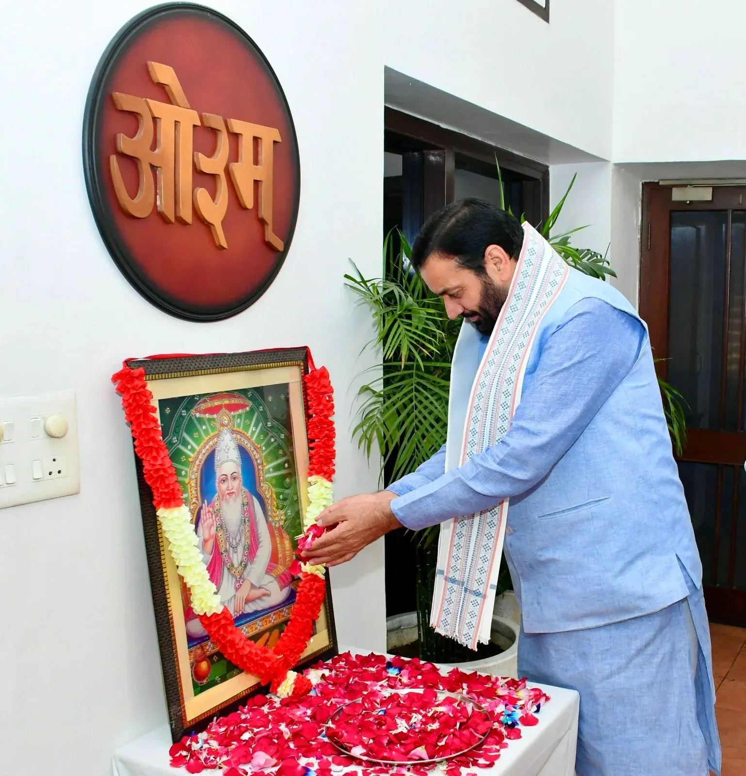 CM Saini Pays Floral Tribute to Sant Kabir Das on Jayanti