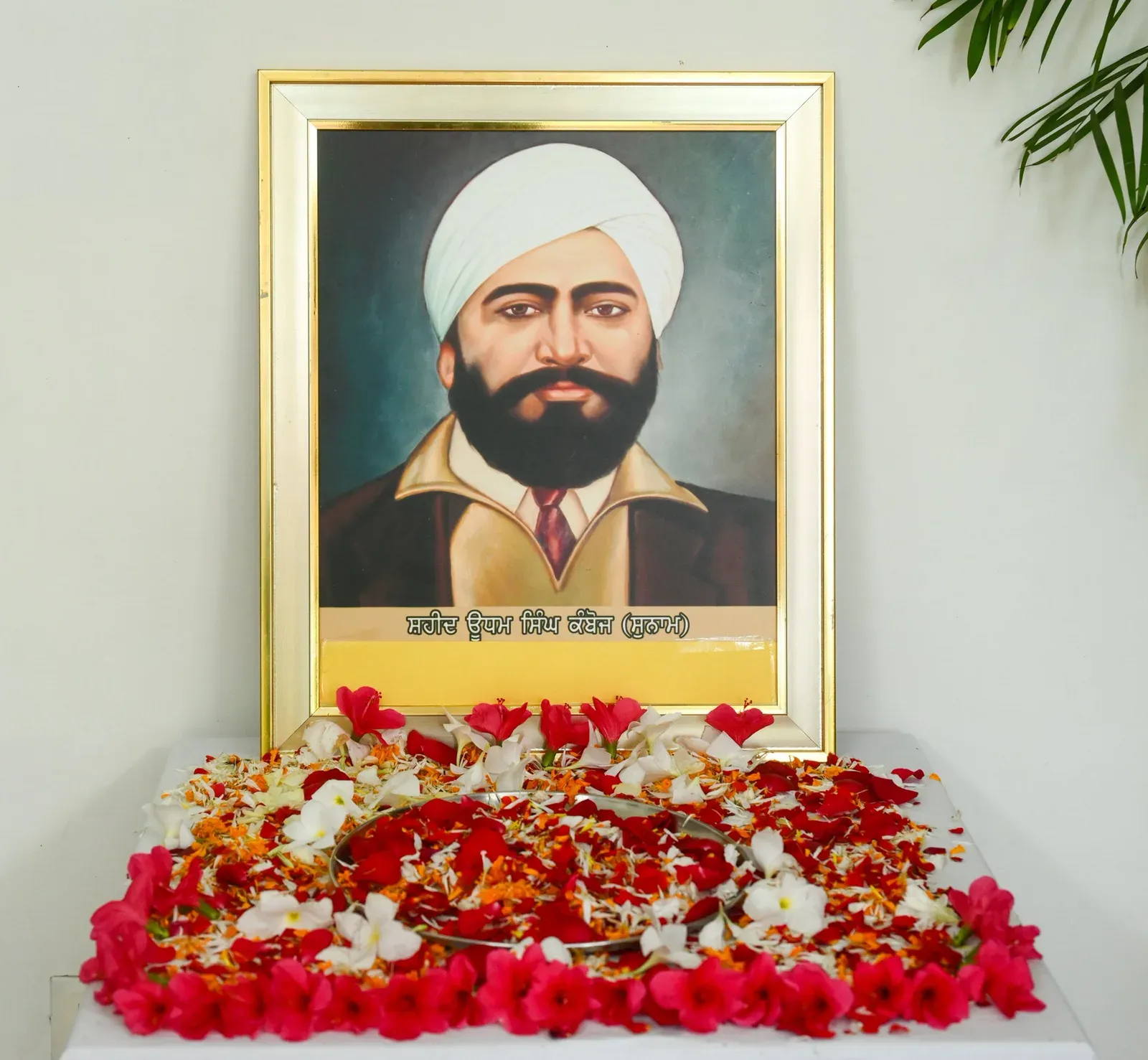 CM Saini pays floral tribute to Shaheed Udham Singh in Chandigarh