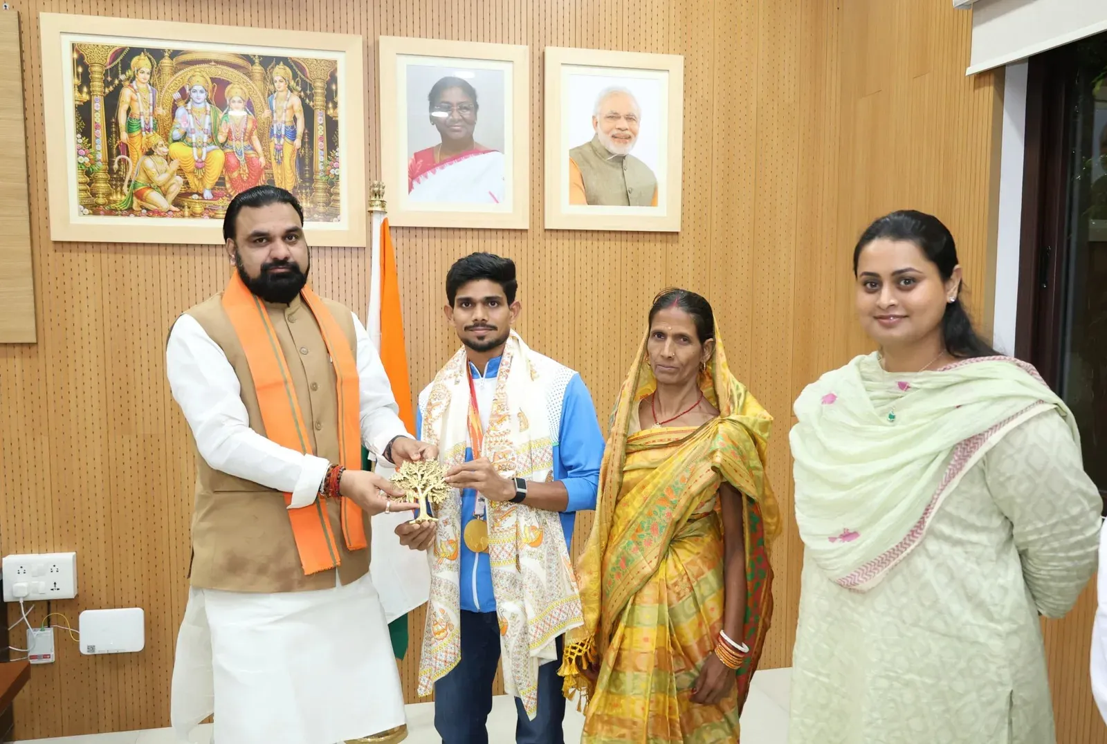 CM Samrat Choudhary meets Bihar para-athlete Shailesh Kumar