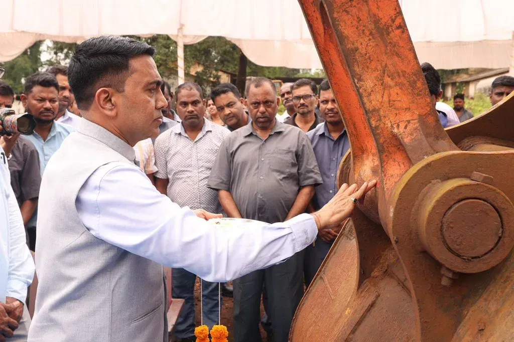 CM Sawant flags off Goa's first iron ore dump ops at Pale