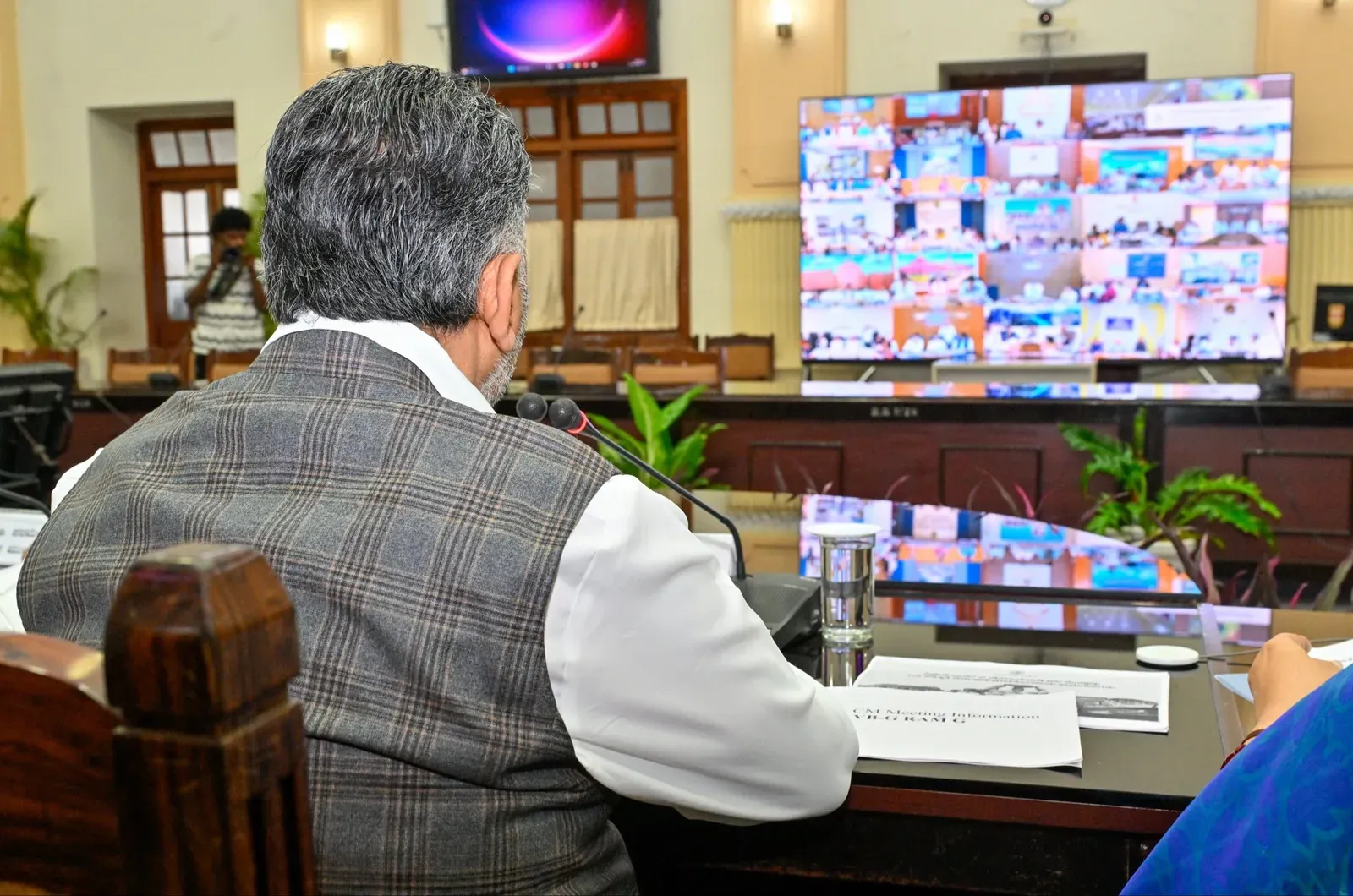 CM Shivakumar Holds Drought Review With All District Chiefs