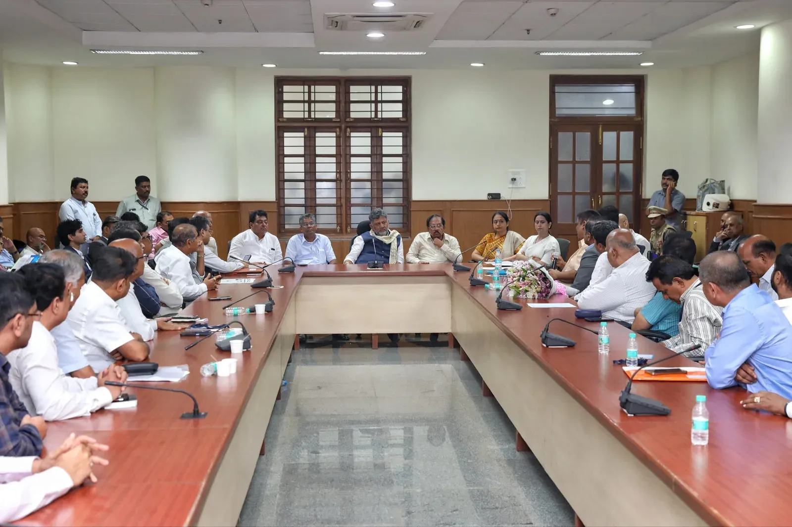 CM Shivakumar Meets Sugar Mills Body in Belagavi