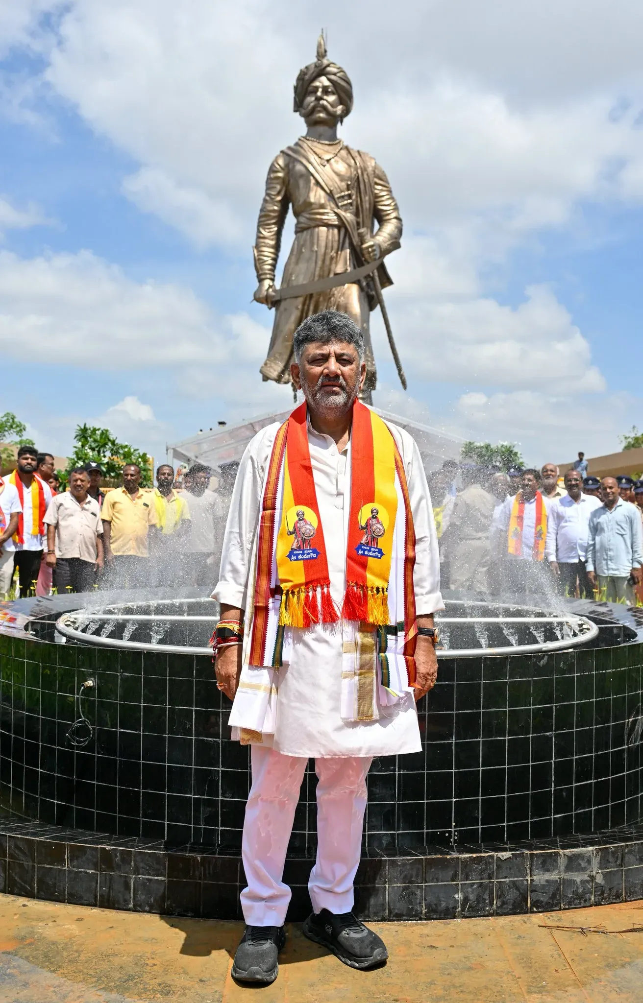 CM Shivakumar pays floral tribute at Kempegowda statue