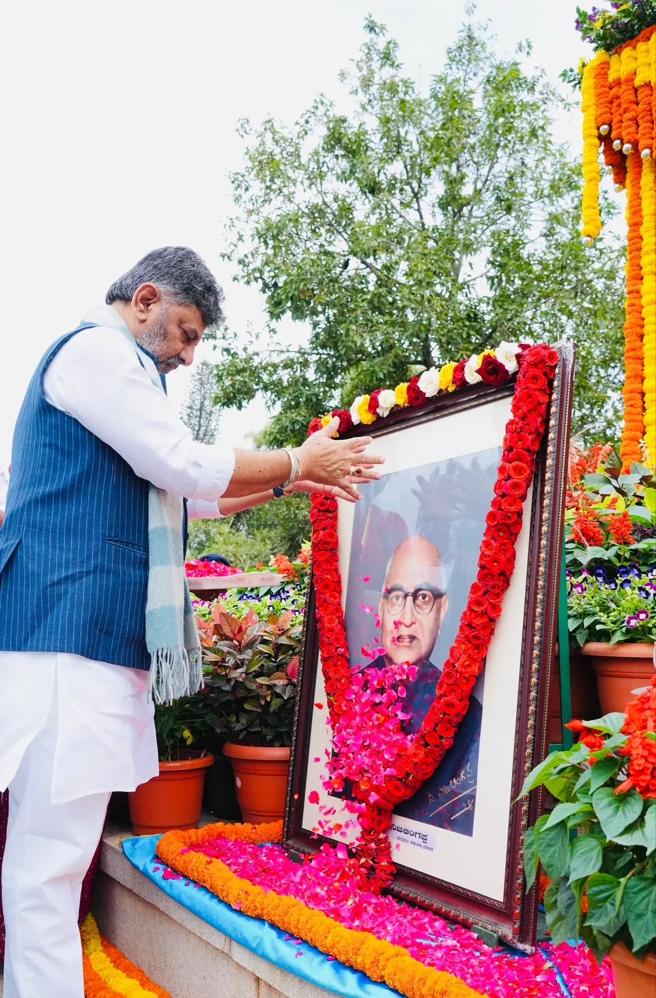 CM Shivakumar pays tribute to Karnataka's first CM Nijalingappa