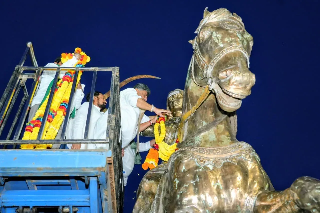 CM Shivakumar Pays Tribute to Rani Chennamma in Kittur
