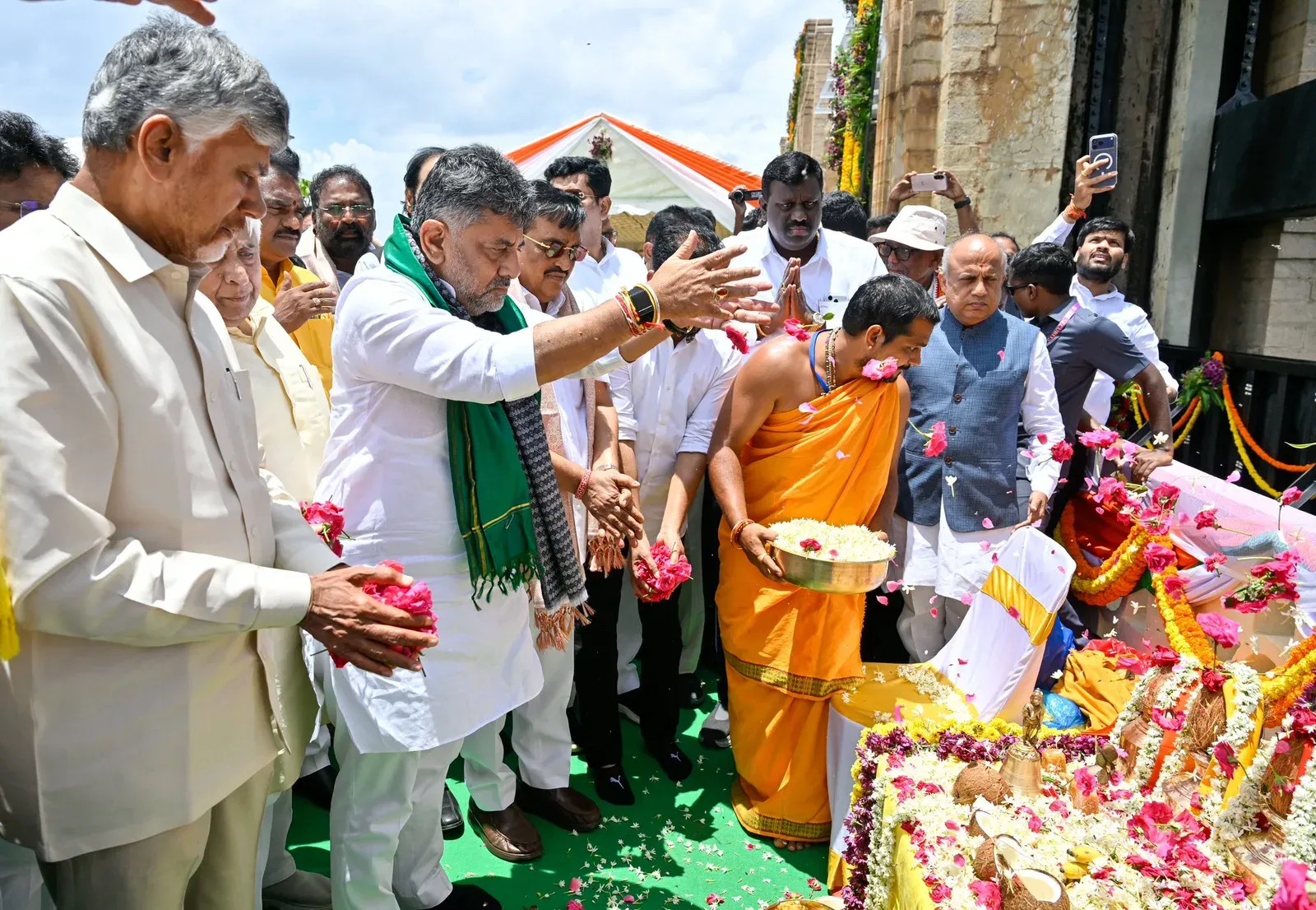 CM Siddaramaiah Inaugurates 33 New Crest Gates at Tungabhadra Dam