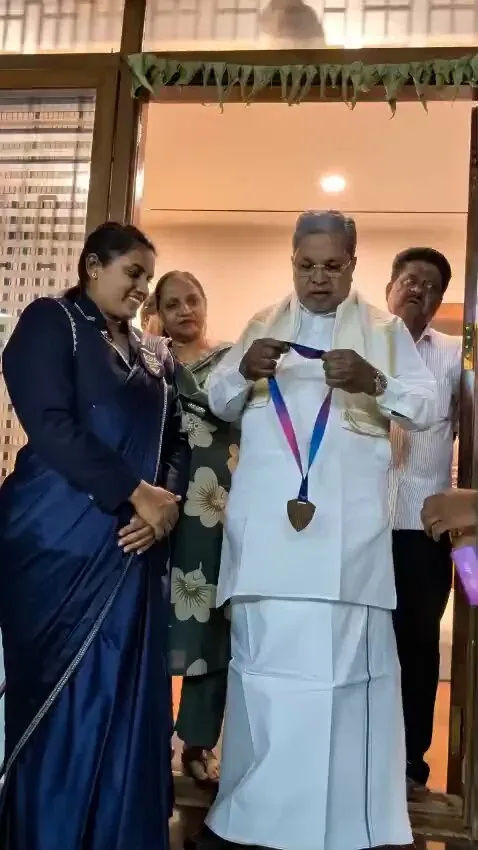 CM Siddaramaiah meets para athlete Shilpa K.S., hails her Commonwealth bronze