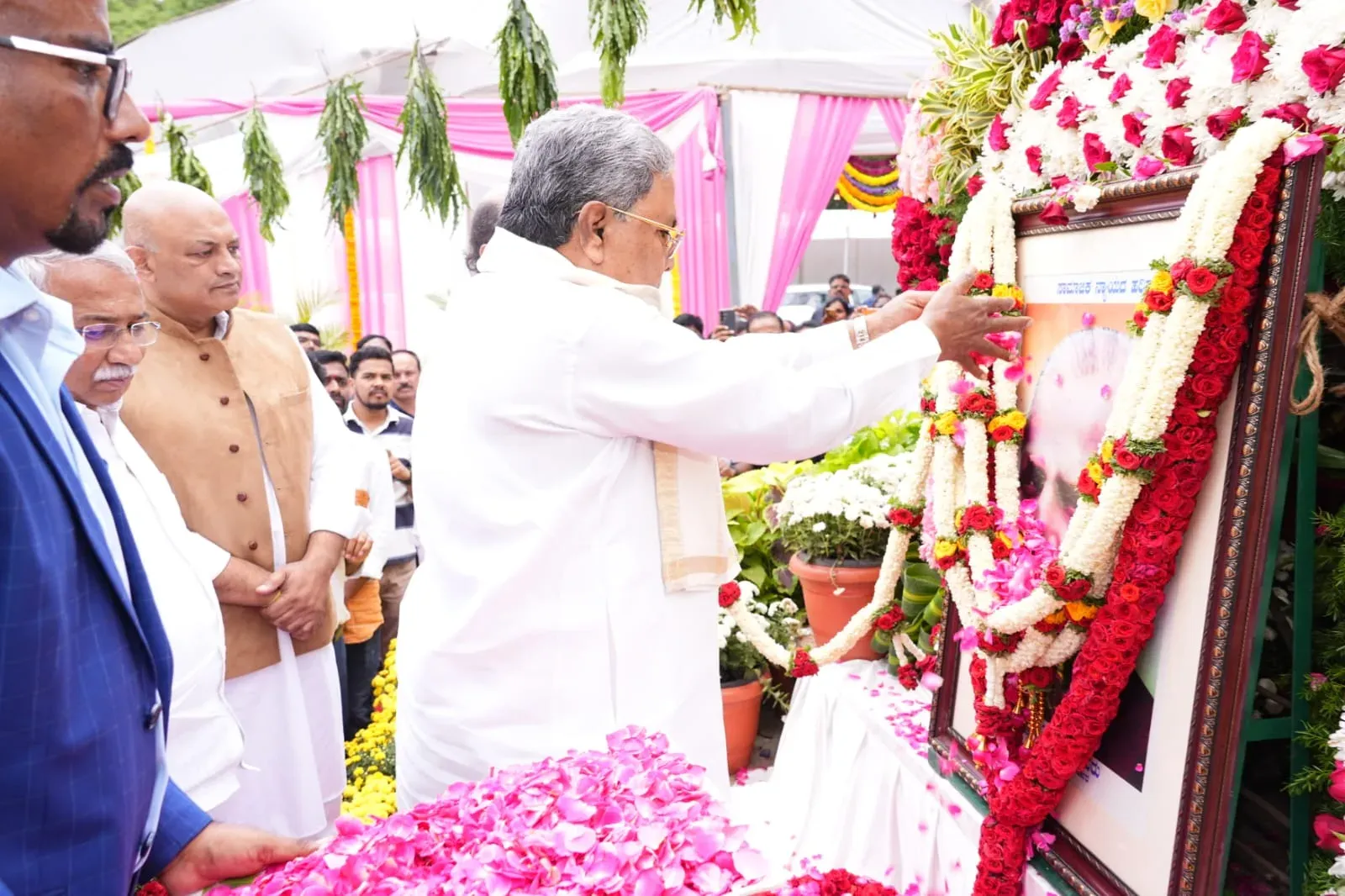 CM Siddaramaiah Pays Floral Tribute to Devaraj Urs at Vidhana Soudha