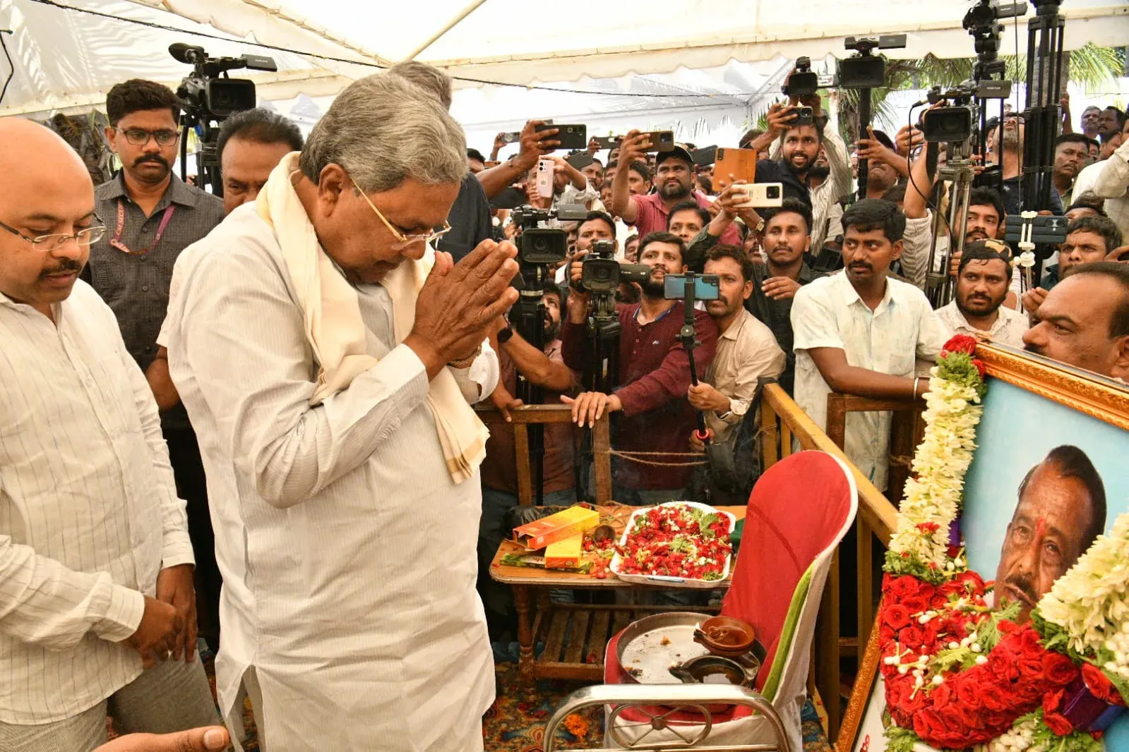 CM Siddaramaiah pays last respects to Congress veteran Venkataramappa