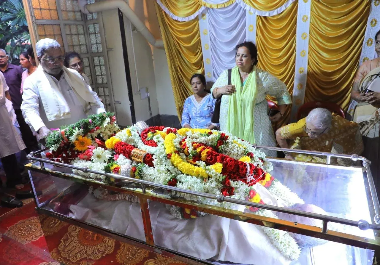 CM Siddaramaiah pays last respects to Indira Lankesh in Bengaluru