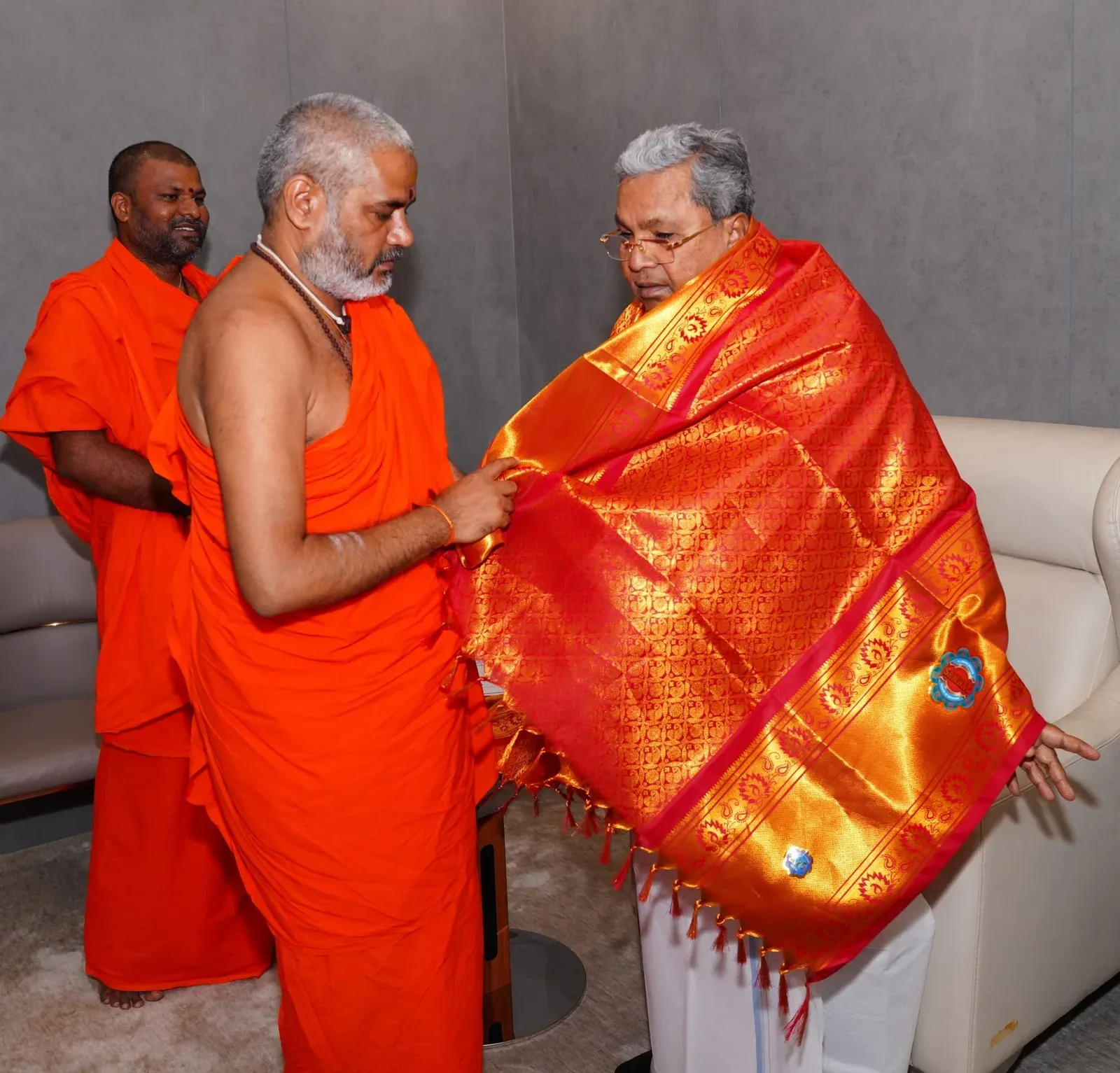 CM Siddaramaiah receives blessings from Kanaka Gurupitha Swamiji