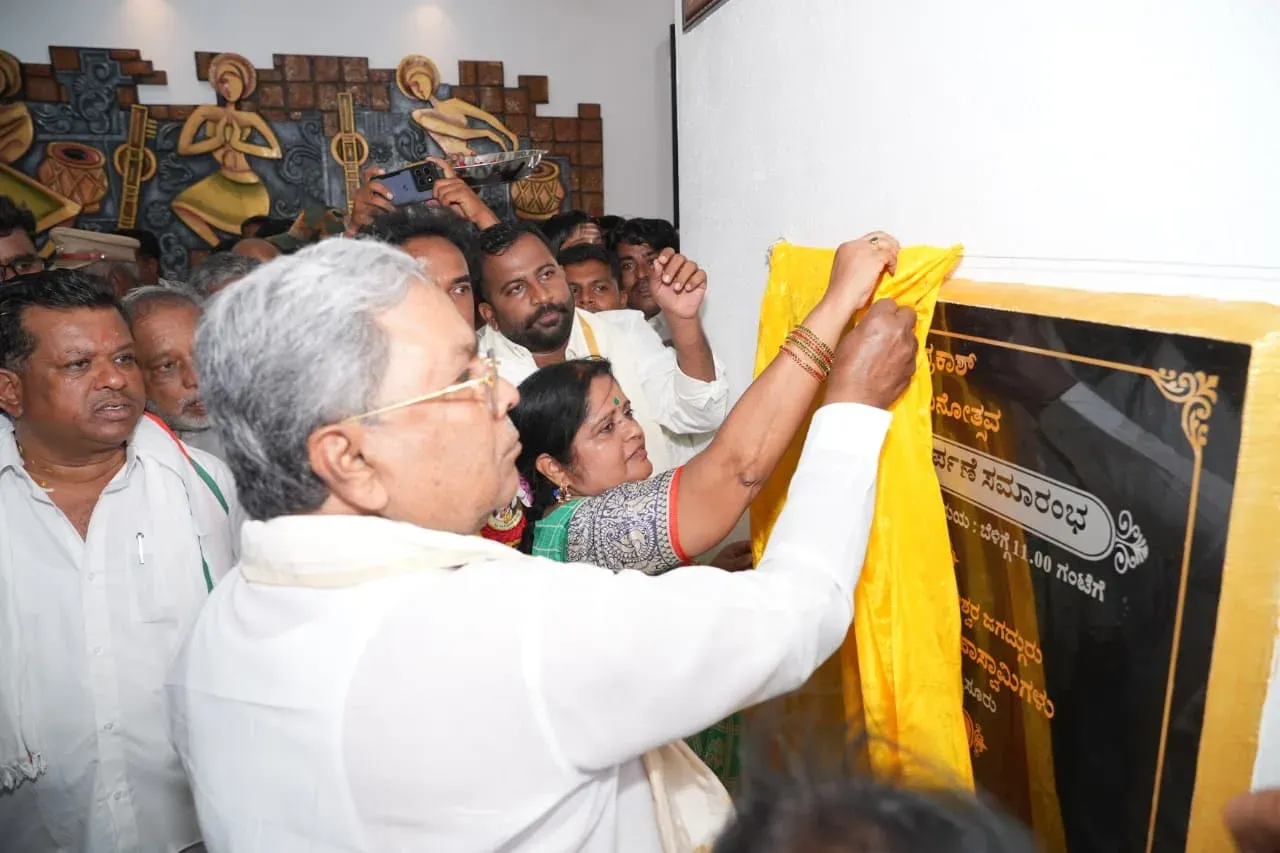 CM Siddaramaiah Unveils M.P. Prakash Statue in Hoovina Hadagali
