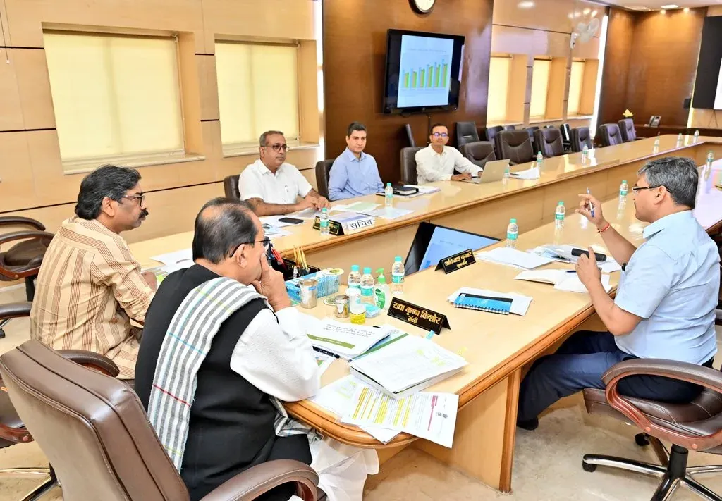 CM Soren Reviews Jharkhand Finance Dept, Pushes Revenue Reforms