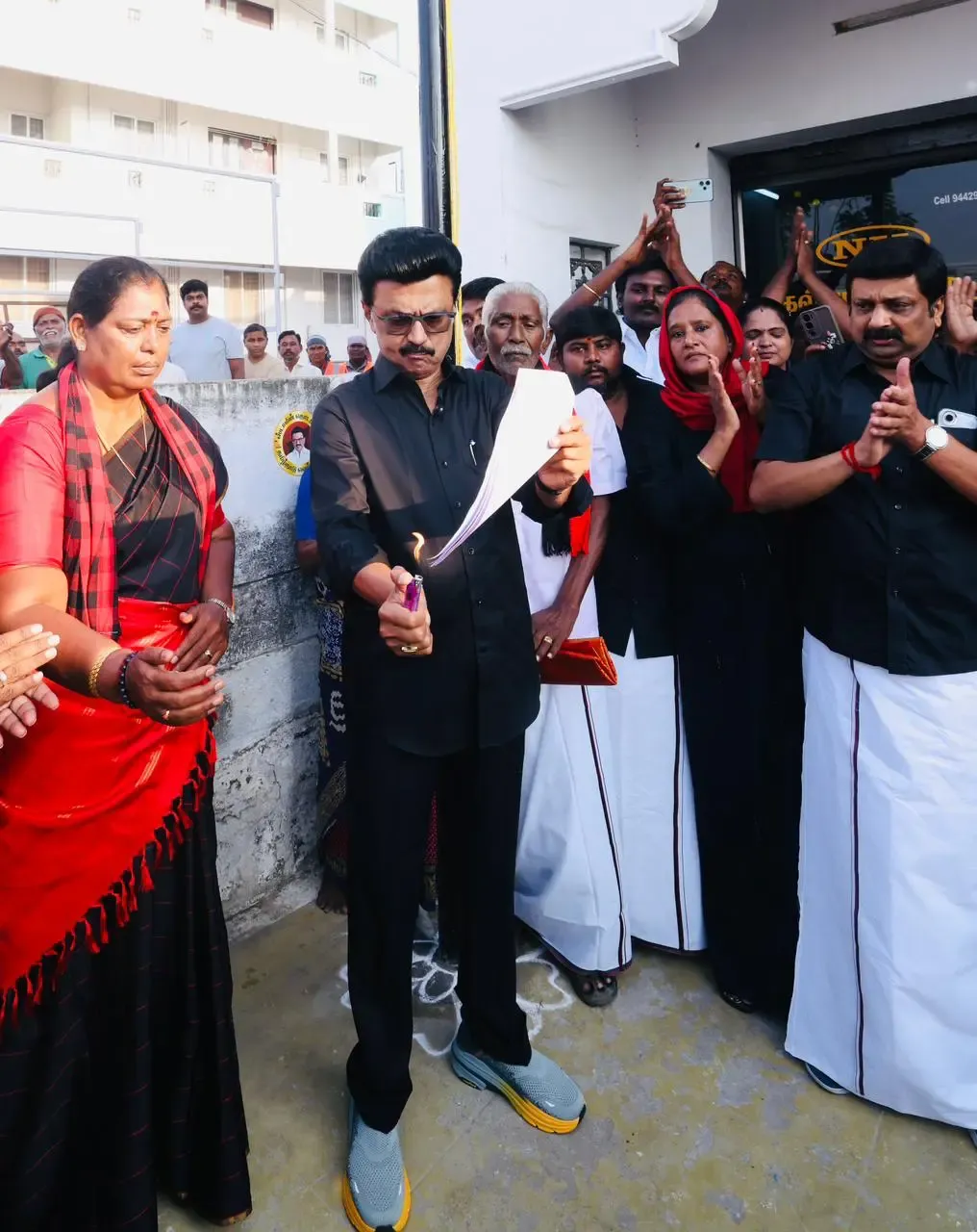 सीएम स्टालिन ने परिसीमन प्रस्ताव पर विरोध में काला झंडा फहराया और प्रतियां जलाईं