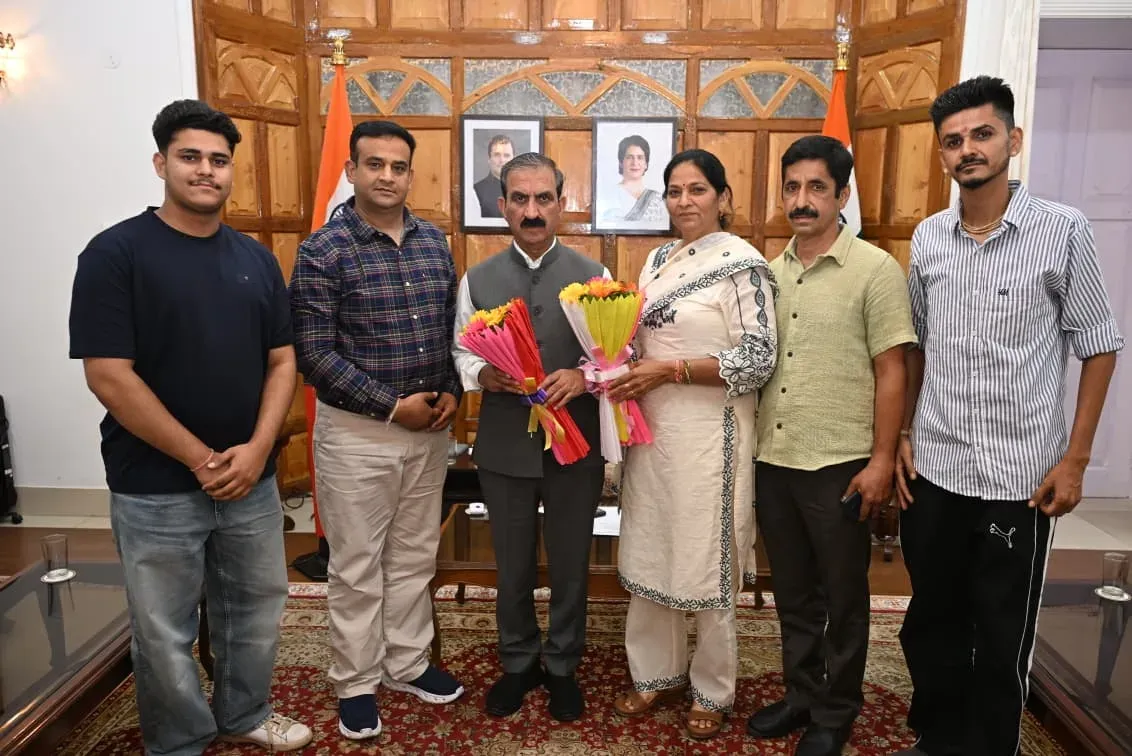 CM Sukhu meets newly appointed Sujanpur Nagar Parishad councilors