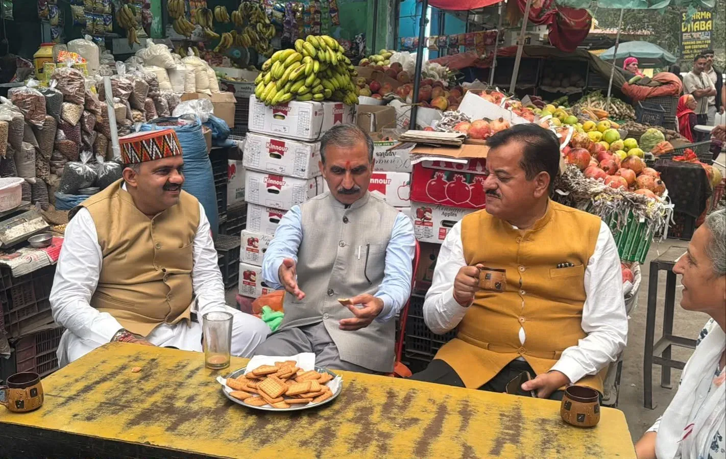 CM Sukhu Stops for Tea at Chamakdi Bridge en Route to Shimla