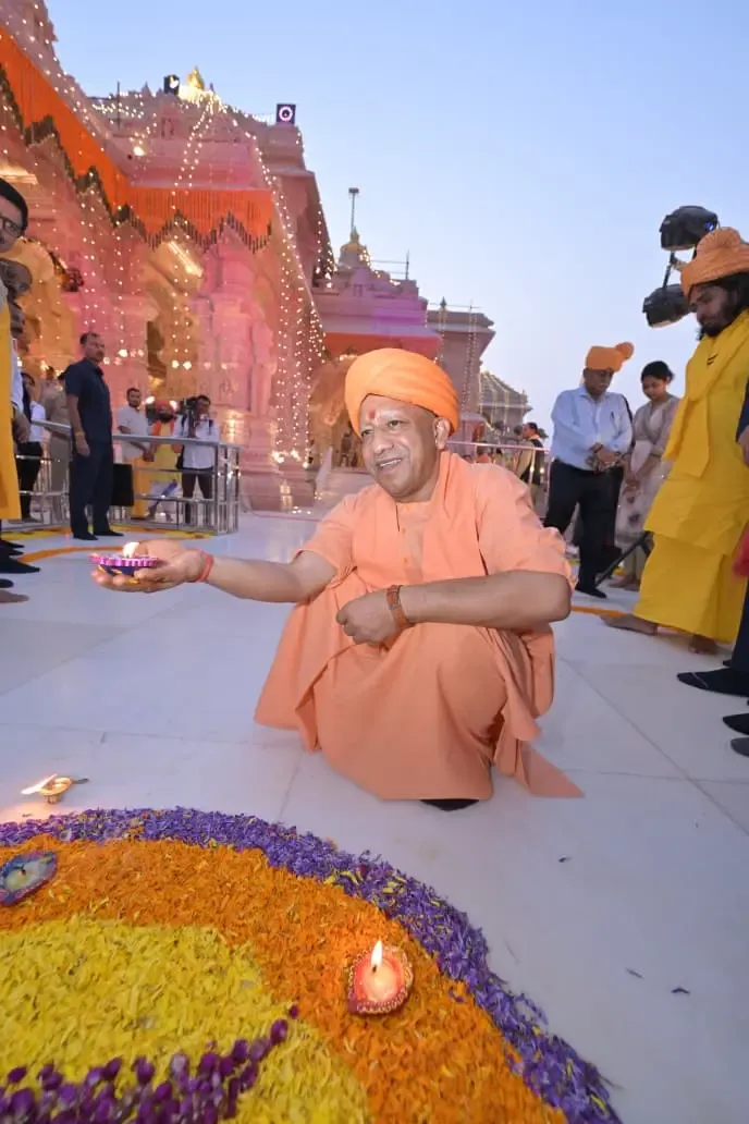 क्या सीएम योगी आदित्यनाथ ने पहले राम मंदिर और फिर राम की पैड़ी पर जलाए श्रद्धा के दीप?