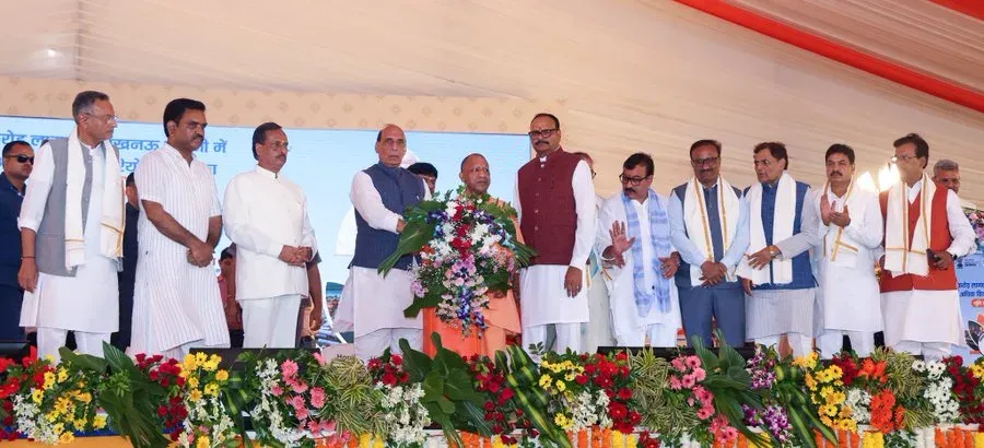 लखनऊ छावनी बनेगी 'मॉडल छावनी': योगी-राजनाथ ने ₹101 करोड़ की 12 परियोजनाओं का किया शिलान्यास