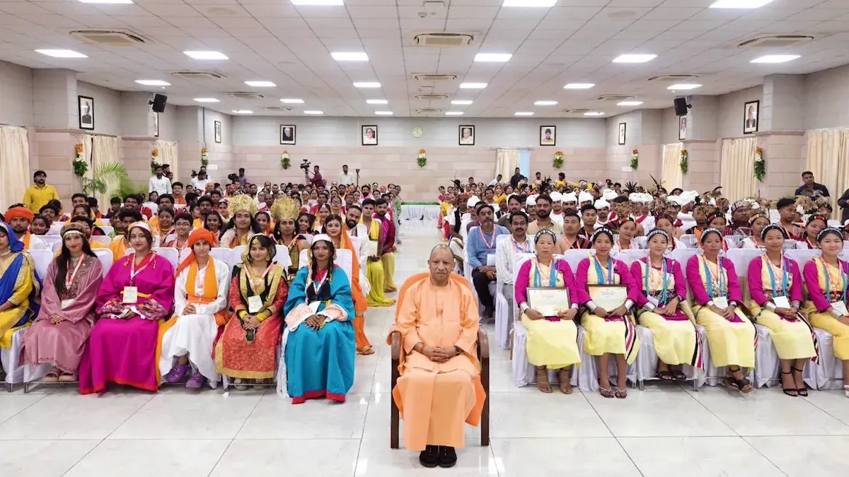 CM Yogi Honours Independence Day Cultural Performers at Lucknow Residence