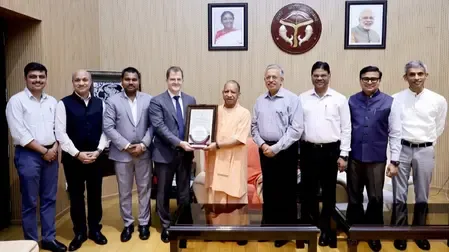सीएम योगी को प्रस्तुत किया गया नोएडा इंटरनेशनल एयरपोर्ट का एयरोड्रम लाइसेंस