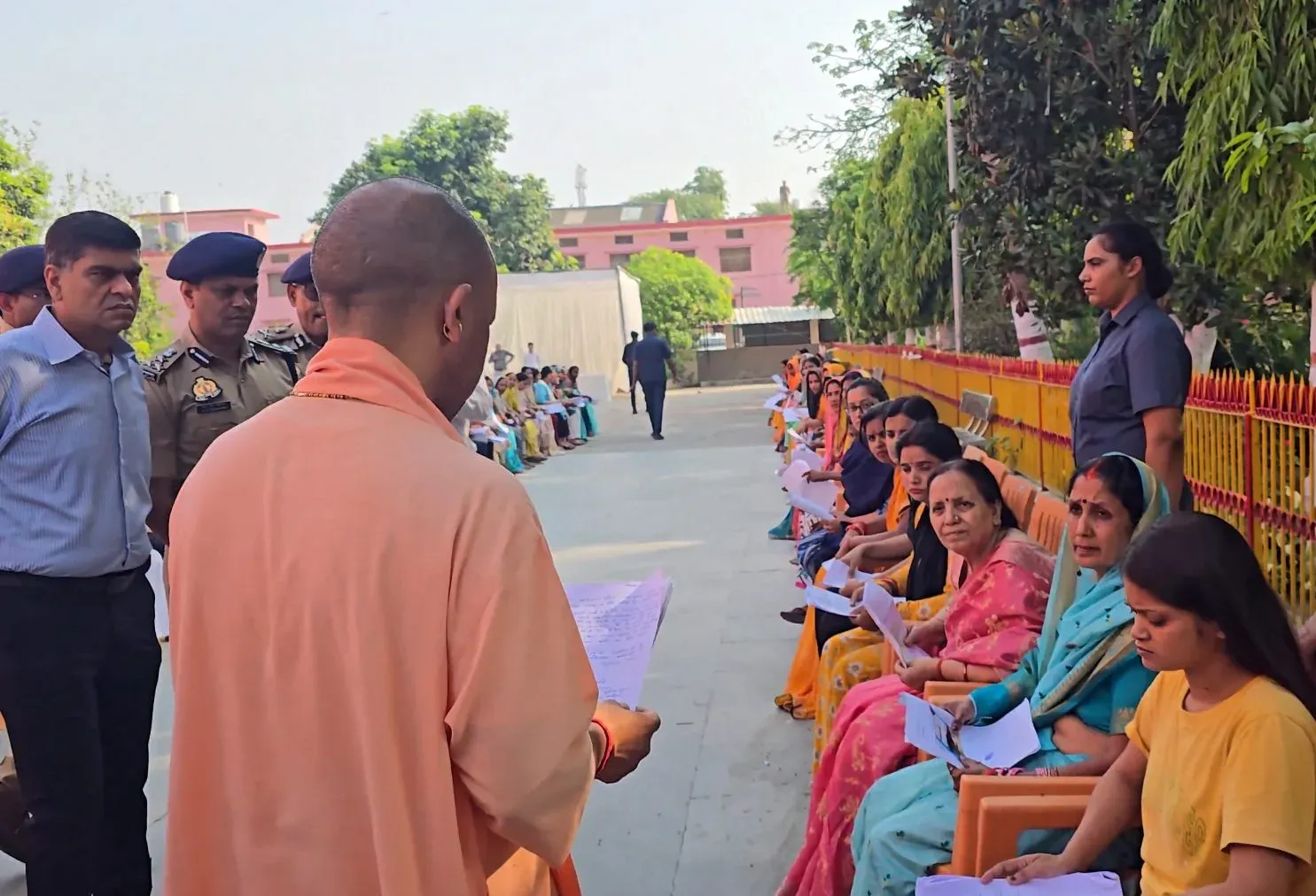 योगी आदित्यनाथ ने गोरखपुर जनता दर्शन में सुनीं 150 लोगों की समस्याएं, अधिकारियों को त्वरित निस्तारण के निर्देश