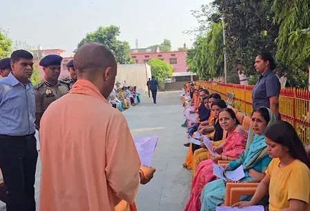 योगी आदित्यनाथ ने गोरखपुर जनता दर्शन में सुनीं 150 लोगों की समस्याएं, अधिकारियों को त्वरित निस्तारण के निर्देश