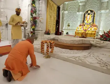 मुख्यमंत्री योगी ने हनुमानगढ़ी व श्रीराम मंदिर में दर्शन-पूजन किया