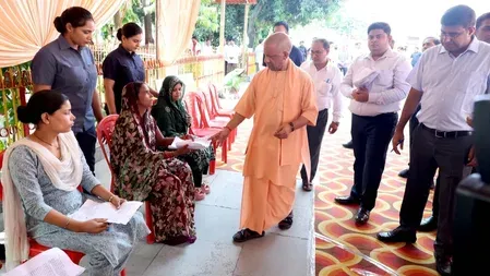 CM योगी का गोरखपुर जनता दर्शन: करीब 200 लोगों की सुनीं समस्याएं, बोले — हर नागरिक की मदद सरकार की प्राथमिकता