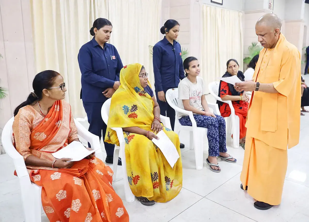 सीएम योगी ने 'जनता दर्शन' में लोगों की समस्याएं सुनीं, जनसेवा का किया आश्वासन