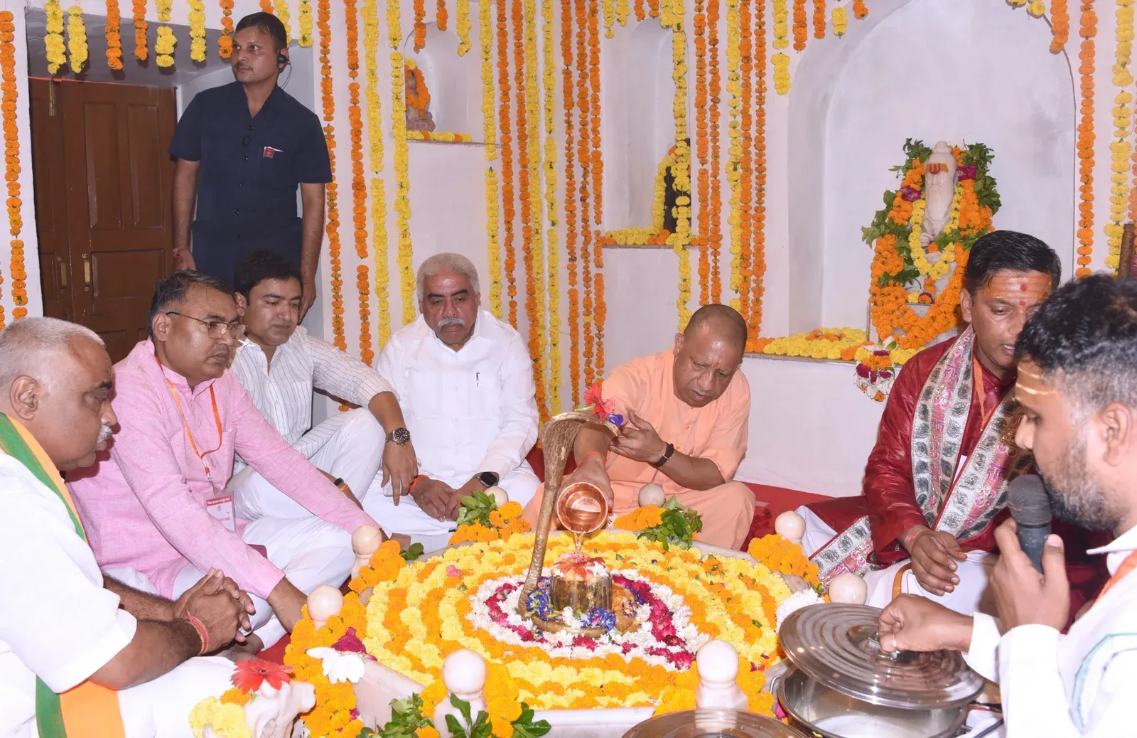 CM Yogi Offers Prayers at Bithur's Valmiki Ashram on Jayanti