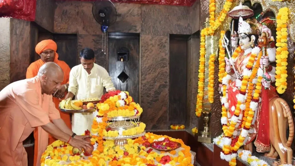 CM Yogi Offers Prayers at Pateshwari Devi Shaktipeeth on Navratri Day 1